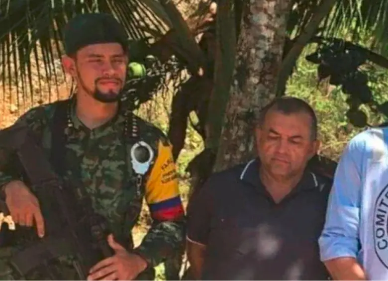 En esta imagen, alias Primo Gay aparecía al lado del abogado y ganadero Luis Eduardo Lopera Hernández al momento de su liberación el 16 de enero en Amalfi. También aparece un funcionario del CICR que medió en este proceso humanitario. FOTO: CORTESÍA