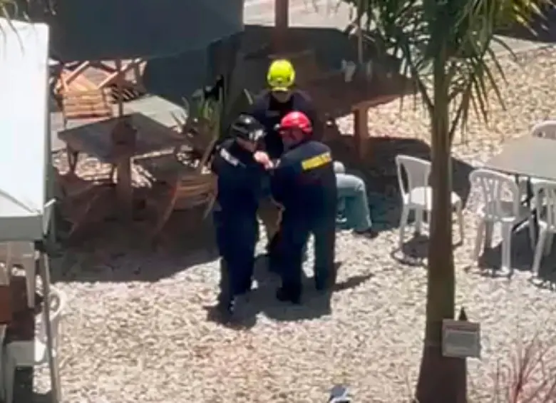 Personal de Bomberos de El Peñol le brindaron atención a este estadounidense para luego trasladarlo a un hospital de Rionegro, donde permanece en estado crítico. FOTO: CORTESÍA MI ORIENTE