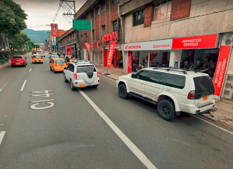 Dentro del concesionario ubicado en la calle 44 (San Juan) con la carrera 72 se produjo el hurto de las motocicletas. FOTO: Google Maps