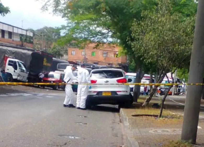 El conductor de la camioneta que estaban persiguiendo las autoridades tuvo que ser trasladado a un centro asistencial, mientras quedaba bajo custodia policial. FOTO: CORTESÍA
