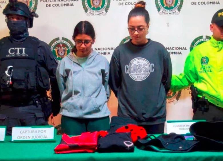 A Karen Vanessa Arbeláez Moreno y a Paola Andrea Giraldo Montoya las capturaron con varios de los elementos con los que habrían atacado una de las estaciones del metroplús en las movilizaciones del pasado 25 de noviembre. FOTO: CORTESÍA