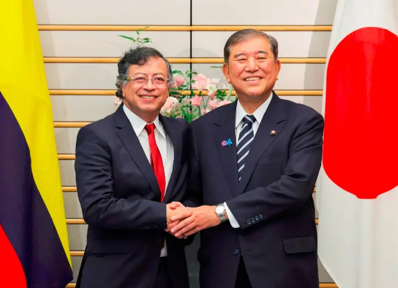 El presidente Gustavo Petro se había reunido con el saliente primer ministro de Japón, Shigeru Ishiba, en Tokio, como parte de su agenda diplomática. Los acuerdos que habría hecho quedarían en el aire con esta decisión. FOTO: CORTESÍA MINISTERIO DE RELACIONES EXTERIORES DE JAPÓN