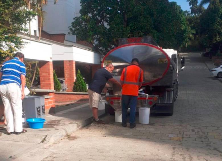Cuatro carrotanques hacen recorridos para abastecer de líquido a las viviendas y negocios de las zonas afectadas. FOTO: CORTESÍA EPM