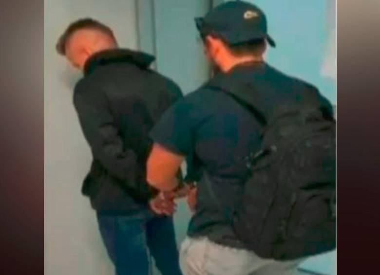 Esta imagen corresponde al momento de la captura de Stefan Andrés Correa, de 42 años, en el Aeropuerto Internacional de Miami. FOTO: TOMADA DE NOTICIAS CARACOL