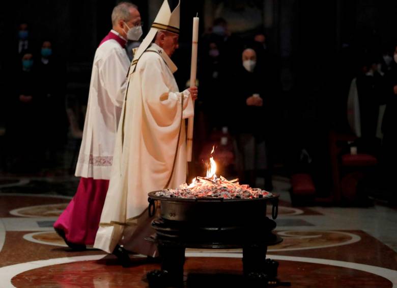 El Papa Francisco celebró en Roma la Vigilia Pascual que conmemora la resurrección de Jesús. Foto: EFE