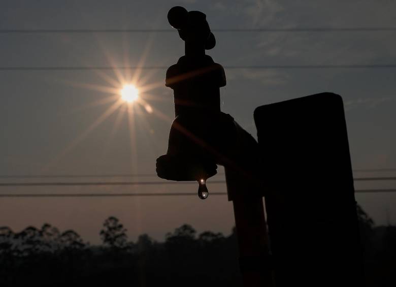 La empresa Aguas de La Estrella trabaja para solucionar la problemática con el agua que afecta a tres unidades residenciales de manera permanente y por horas a todo el corregimiento. FOTO: CAMILO SUÁREZ