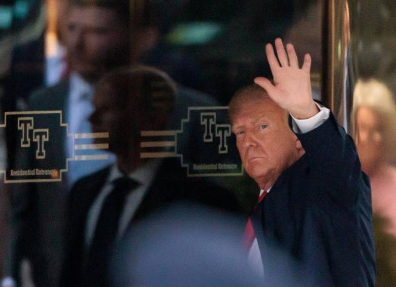 Trump entró a pie al rascacielos que lleva su nombre e hizo un saludo con la mano a las personas que aguardaban en la calle. FOTO: EFE