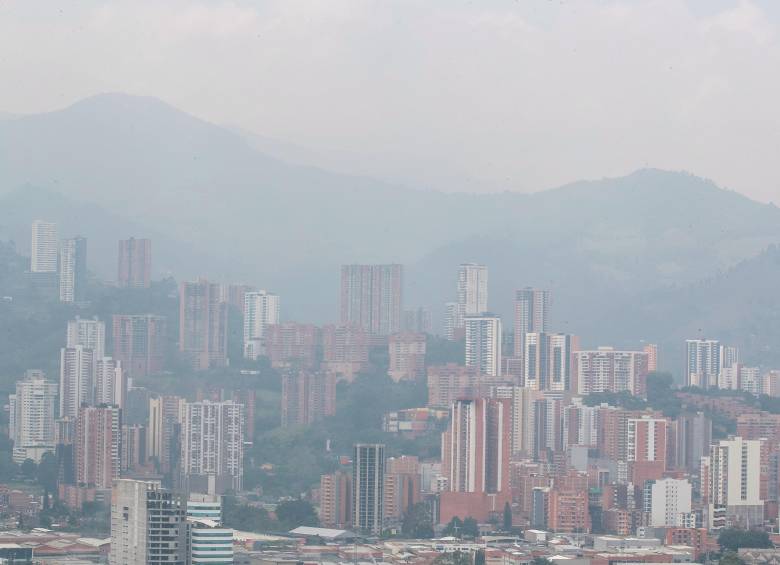 Este podría ser el panorama visual de Medellín por cuenta del desmejoramiento de la calidad del aire por estos días por la contingencia ambiental. La imagen corresponde a abril de 2024. FOTO: Jaime Pérez