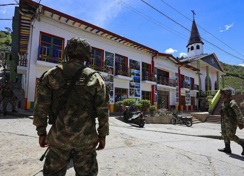Imagen de referencia de un grupo de soldados patrullando un pueblo de Antioquia. Foto: Manuel Saldarriaga Quintero