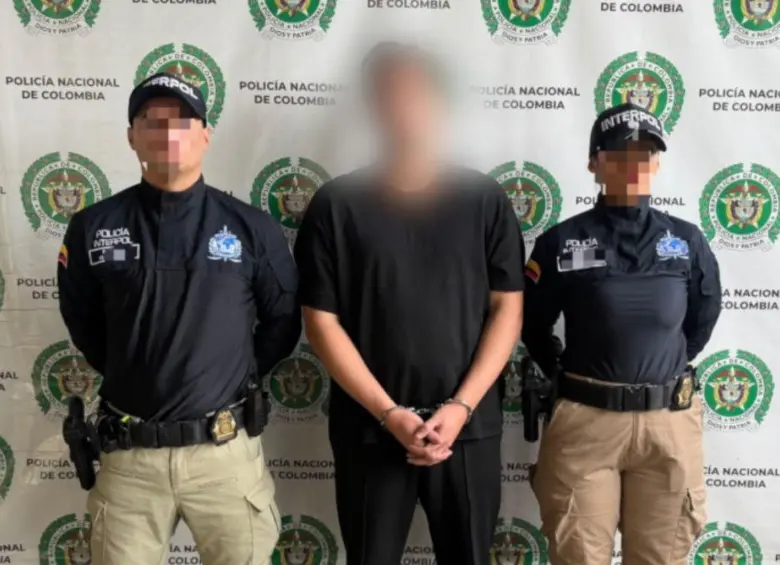 Al mexicano Bryan Gardea lo capturaron las autoridades en el aeropuerto José María Córdova, de Rionegro, cuando llegaba en un vuelo proveniente de Miami, Estados Unidos. FOTO: CORTESÍA POLICÍA NACIONAL