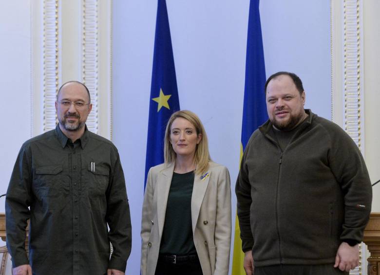 Roberta Metsola (centro) junto a miembros del Gobierno de Ucrania. FOTO EFE