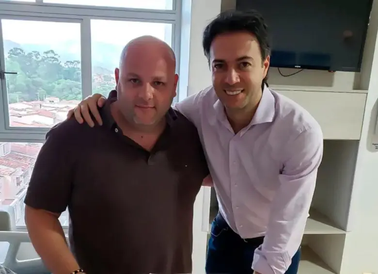 A Miguel Quintero (izq.), al parecer, le iban a imputar cargos y solicitar medida de detención, al tiempo que al exalcalde Daniel Quintero (der.) supuestamente le iban a mostrar evidencia de su presunta participación en la corrupción dentro del Área Metropolitana. FOTO: FACEBOOK MIGUEL QUINTERO CALLE