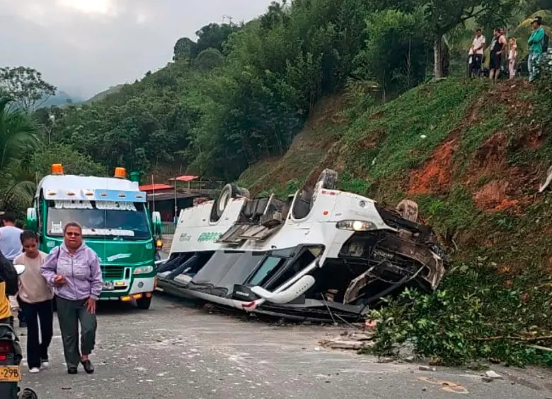 Así quedó el bus siniestrado en la vía Yolombó-Vegachí, que dejó 20 lesionados. FOTO: CORTESÍA