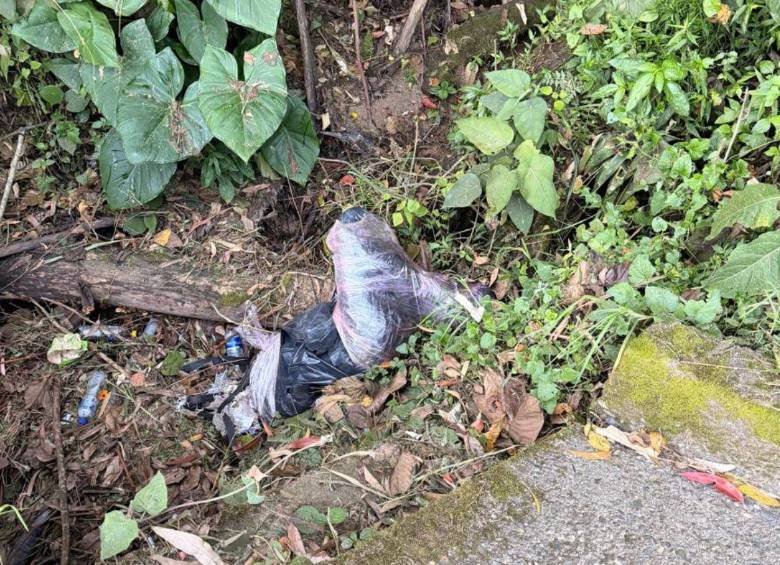 Este fue el cuerpo que encontraron embolsado en la vía Medellín-San Pedro de los Milagros, en jurisdicción de Bello. Este hecho se sumó a un doble asesinato en Barbosa. FOTO: CORTESÍA