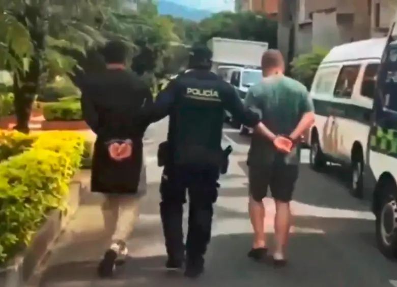 Este es el momento en el que las autoridades capturaron a un colombiano y a un norteamericano por la presunta explotación de dos menores de edad, las cuales fueron aprehendidas por un caso de hurto por el cual denunciaron inicialmente. FOTO: CORTESÍA