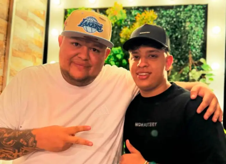 Juan David Castaño Vargas (der.), de 21 años, era el hijo mayor de Jeihhco (izq.), uno de los líderes culturales más fuertes de la comuna 13 (San Javier). FOTO: TOMADA DE INSTAGRAM @jeihhco).