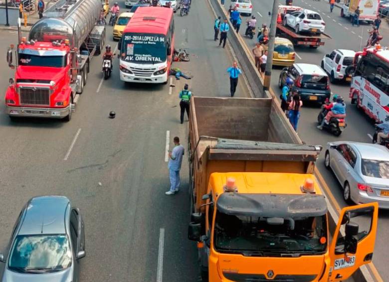 En este punto de la autopista Norte, cerca de la Secretaría de Movilidad de Medellín, ocurrió la muerte de un motociclista, quien fue arrollado por un camión, luego de impactar contra un bus. FOTO: CORTESÍA