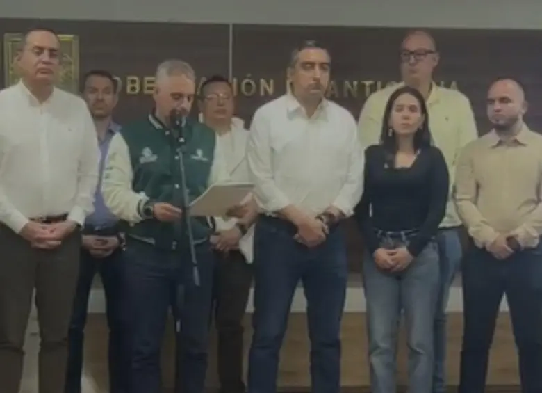 El gobernador de Antioquia hizo el anuncio de su intención de presentar una nulidad contra la suspensión de las órdenes de captura en compañía de los alcaldes del Valle de Aburrá. FOTO: Cortesía