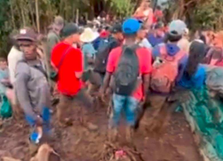 Los militares se encuentran acorralados por cerca de 600 personas del corregimiento Honduras, de El Tambo, Cauca. FOTO: CORTESÍA