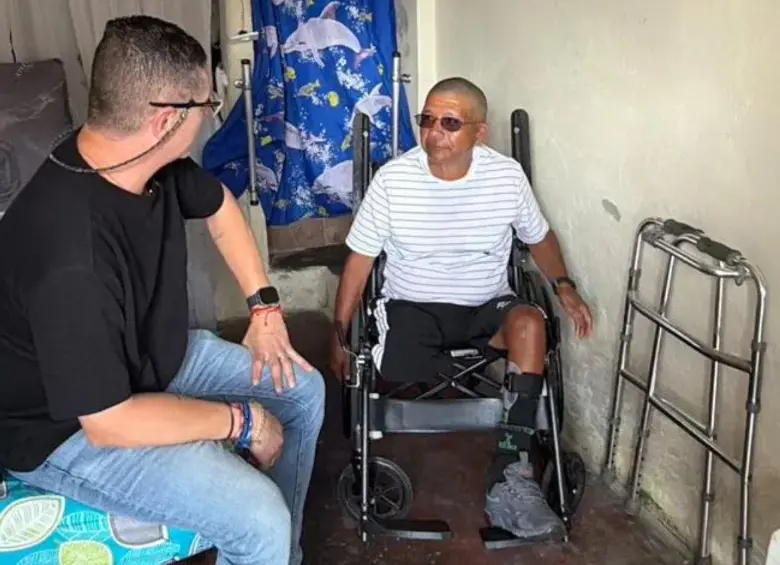 Santiago Jaramillo, líder de Un Viejo Favor, y Héctor León hablando a finales del año pasado sobre cómo iban a articular estas ayudas. FOTO: CORTESÍA