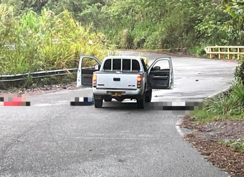 Así quedaron los cuerpos de las tres víctimas de la masacre registrada en la vía La Albania-Puerto Escondido, la cual da acceso al municipio de Titiribí, en el Suroeste antioqueño. FOTO: CORTESÍA