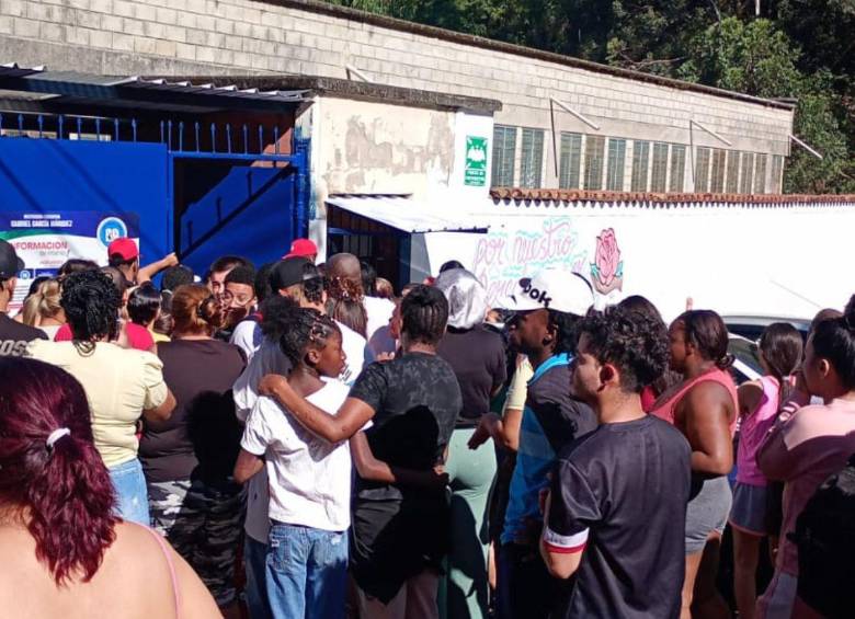 Dentro de la Institución Educativa Gabriel García Márquez, en el oriente de Medellín, ocurrió la situación que dejó a un estudiante lesionado. Los padres de familia se aglomeraron en las afueras de la institución para verificar el estado de sus hijos. FOTO: CORTESÍA