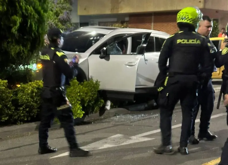 Así quedó el carro en el que se movilizaba Jesús David Villa Lamadrid, de 26 años, luego de ser atacado por sujetos desde una motocicleta en el barrio Estadio. FOTO: CORTESÍA