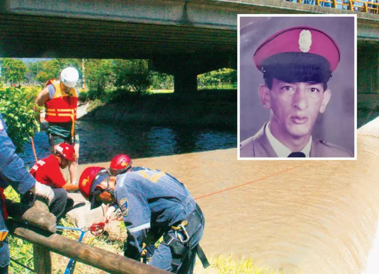 Esta imagen corresponde a cuando los bomberos de Medellín estaban haciendo la búsqueda de Carlos Iván Aguirre (detalle), de 49 años, quien había desaparecido en medio de las labores de rescate. FOTO: Archivo EL COLOMBIANO