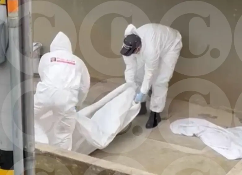 Los agentes del CTI de la Fiscalía realizaron la inspección al cuerpo sin vida de Ender Alexis Rojas Montán, luego de su caída cuando intentaba escapar de las autoridades. FOTO: CORTESÍA