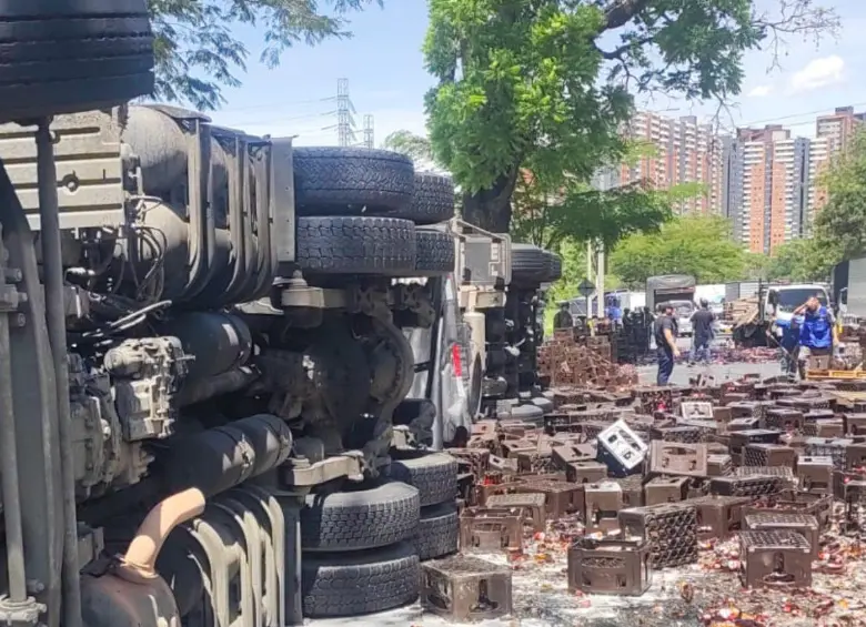 Así quedó el camión de cerveza que se volcó a la altura del barrio Navarra, de Bello. Autoridades no reportan personas lesionadas inicialmente. FOTO: CORTESÍA