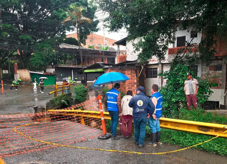 Así luce el puente de la quebrada La Limona tras la emergencia de este jueves. En este sector no se habían ejecutado obras, pese a que iba a ser el primer punto a intervenir, luego de las promesas incumplidas en las dos últimas administraciones de Medellín y el Área Metropolitana. FOTO: CORTESÍA ALCALDÍA DE ITAGÜÍ