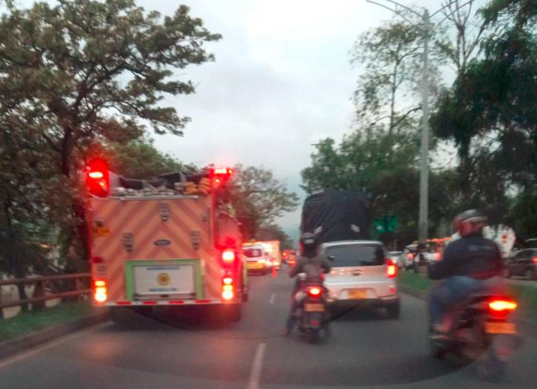 Los bomberos hicieron búsqueda del usuario de la motocicleta abandonada en la corriente del río Medellín, en varios puntos de la ciudad, pero no encontraron nada más que el vehículo y algunas pertenencias. FOTO: CORTESÍA