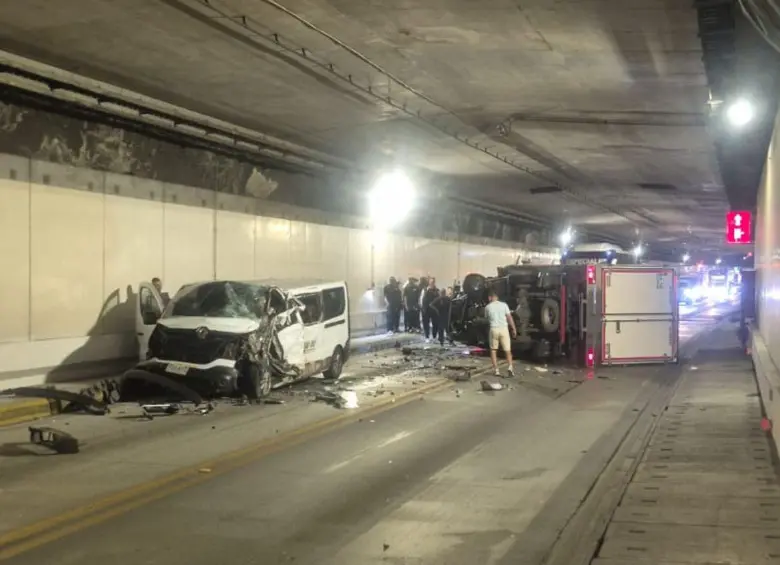 Este fue el accidente ocurrido dentro del Túnel de Oriente, luego de que estos dos vehículos se encontraran de frente. FOTO: CORTESÍA