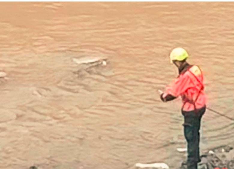 Bomberos Medellín extrajo la mano hallada cerca de una de las orillas del río Medellín, a la altura de la estación Acevedo del metro. FOTO: Cortesía JuanMoskera826