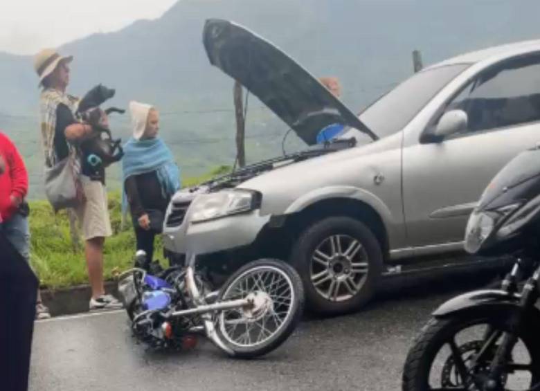 En este accidente, ocurrido en la autopista Medellín-Bogotá, en Cocorná, un motociclista falleció en la tarde del lunes festivo. FOTO: CORTESÍA MI ORIENTE