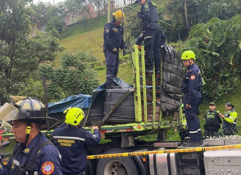 Personal del Cuerpo de Bomberos de Itagüí se encargó de retirar este material metálico, que tiene un peso aproximado a los 2.000 kilos por rollo. Agentes del CTI de la Fiscalía avanzan en las labores judiciales. FOTO: CORTESÍA ALCALDÍA DE ITAGÜÍ