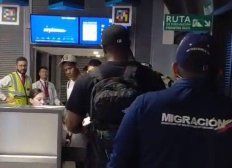 Estos extranjeros fueron devueltos dos veces de Colombia, primero desde Bogotá y luego desde Medellín. Las autoridades se dieron cuenta que estos productores y actores de cine para adultos no contaban con los permisos respectivos. FOTO: CORTESÍA MIGRACIÓN COLOMBIA