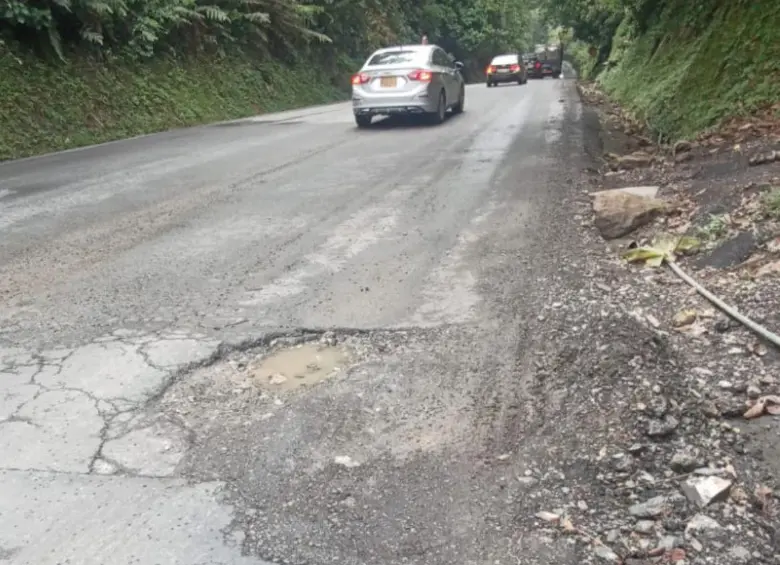 Este es uno de los centenares de huecos que hay en la autopista Medellín-Bogotá, en el tramo El Santuario-Caño Alegre. FOTO: CORTESÍA