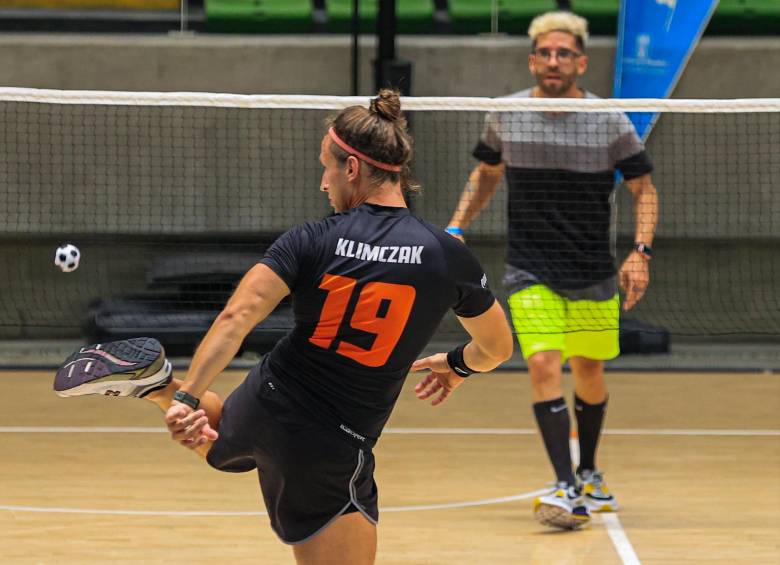 Más de 200 partidos, en cuatro días de campeonato, se vivieron en el coliseo Iván de Bedout, en el que decenas de colombianos disfrutaron el títulos del antioqueño Sebastián Ceballos (ver detalle). FOTO MANUEL SALDARRIAGA