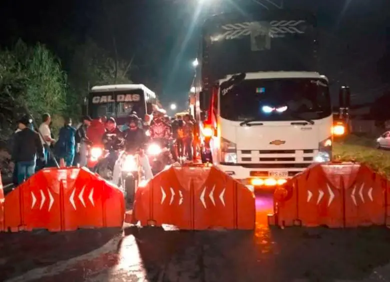 Este es uno de los cierres viales registrados en las vías hacia el Suroeste antioqueño desde la mañana de este lunes por cuenta de las protestas por las demoras en los trabajos de mantenimiento de emergencias. FOTO: CORTESÍA