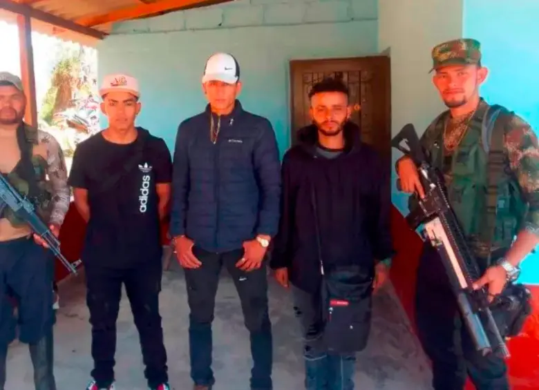 Estos fueron tres de los cuatro hombres masacrados entre Angostura y Campamento el 30 de enero de 2023. A la derecha, de camuflado, está alias Primo Gay, quien habría pedido que le tomaran la foto a sus víctimas antes de asesinarlas. FOTO: CORTESÍA