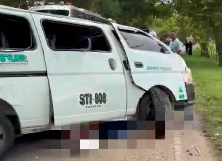 Este fue el vehículo comprometido en el choque con una moto, accidente que produjo al parecer varios muertos y heridos. FOTO: CORTESÍA