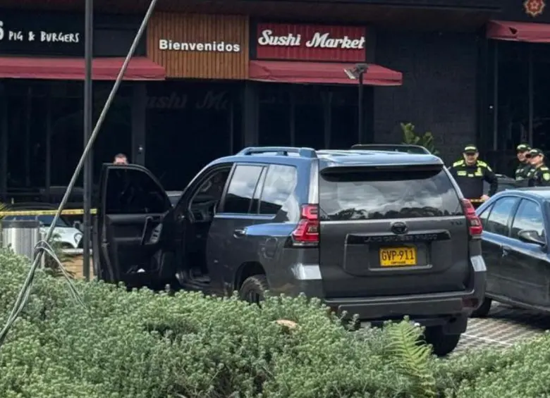 De esta camioneta descendió la víctima de este ataque sicarial en el mall Viva Las Palmas, en Envigado. FOTO: CORTESÍA