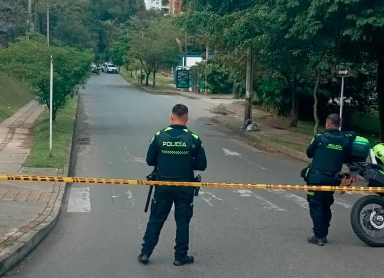 Las autoridades cerraron la vía por cerca de 45 minutos, mientras comprobaban el contenido de la maleta que dejaron abandonada en la Loma de los Bernal. FOTO: Cortesía