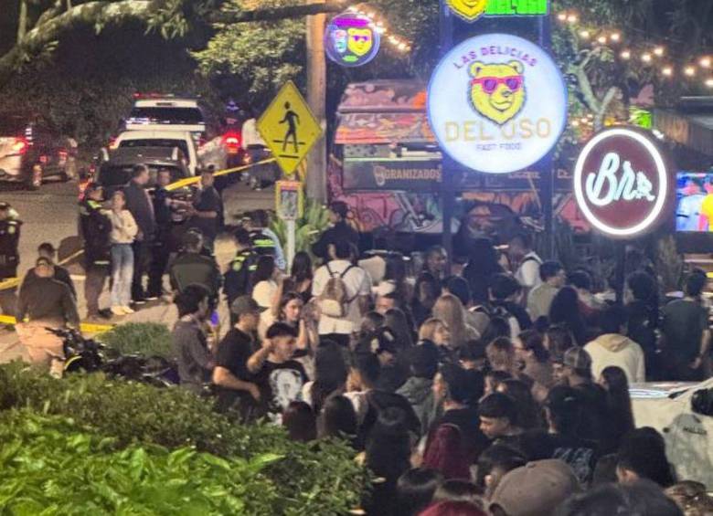 Mientras decenas de personas estaban haciendo fila en las afueras de un restaurante de hamburguesas, un hombre armado intento cometer un hurto. FOTO: CORTESÍA