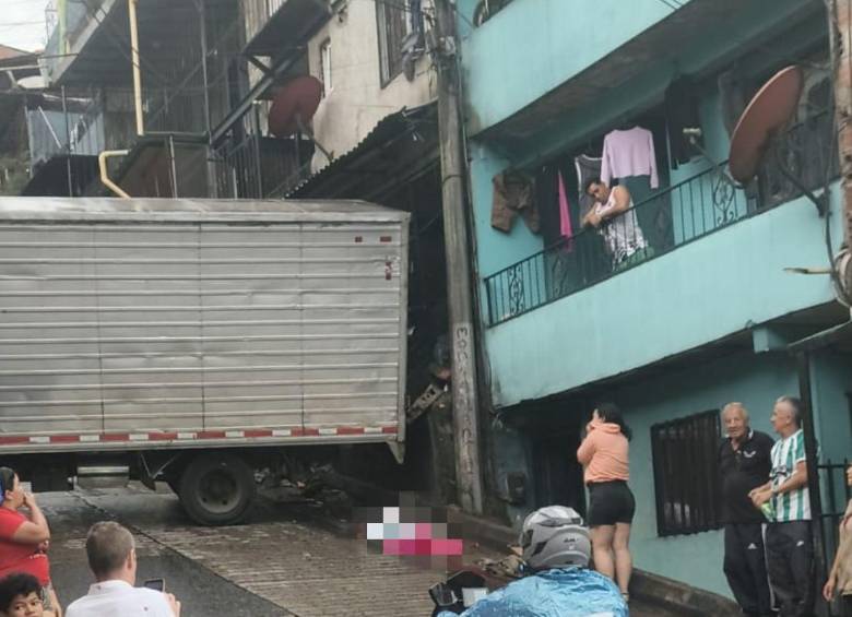 Este camión se deslizó por la pendiente y antes de golpear contra la vivienda provocó la muerte del menor de edad. FOTO: CORTESÍA DENUNCIAS ANTIOQUIA