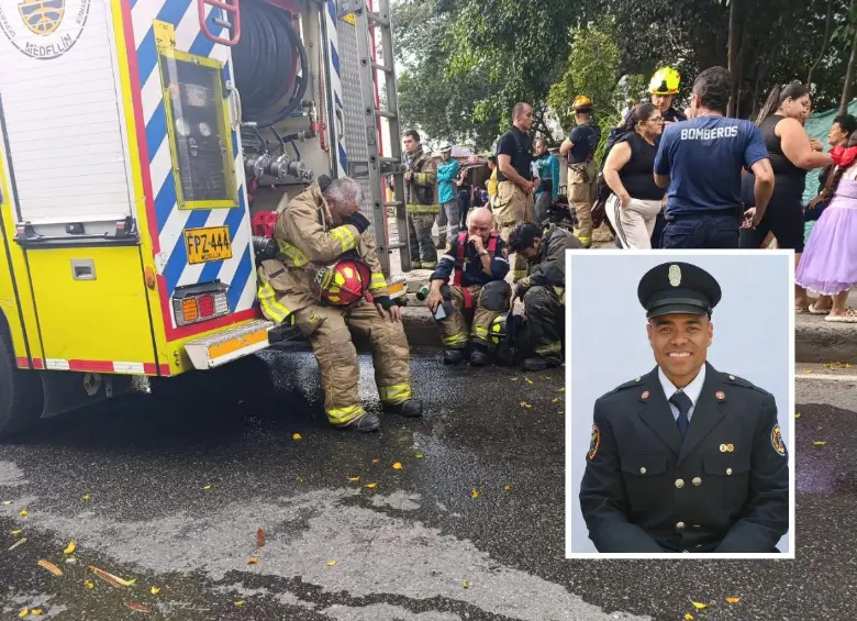 Los bomberos que estaban atendiendo la conflagración registrada dentro de una casa del barrio Toscana, de Medellín, lamentando la muerte de su compañero Iván Darío Posada Gómez, de 34 años. FOTOS: CORTESÍA