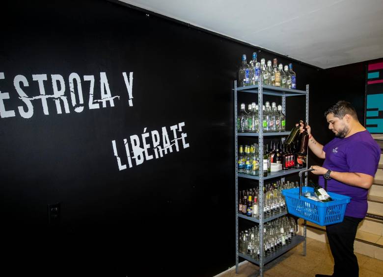 Así es la primera sala de la ira en Medellín, un lugar para romperlo todo