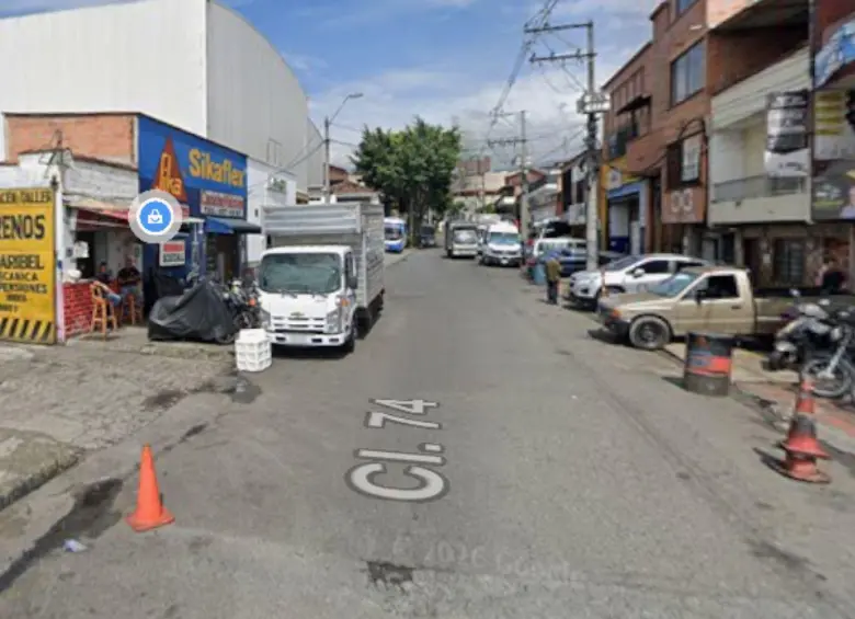 En este punto del barrio Caribe, de Medellín, ocurrió la extraña explosión que dejó dos lesionados. FOTO: GOOGLE MAPS