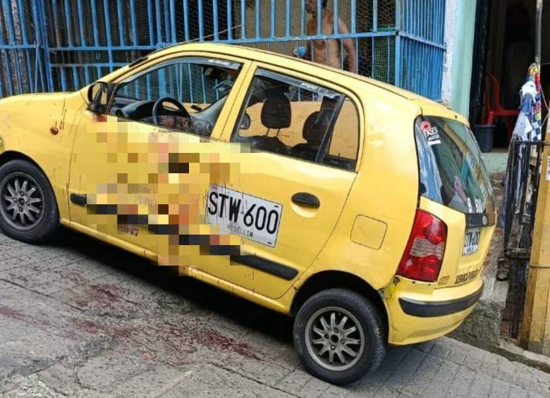 Dentro de este taxi se movilizaba el conductor que fue atacado con arma blanca, luego de que su pasajero se negara a pagarle la carrera, que había tomado en el centro de Medellín. FOTO: CORTESÍA